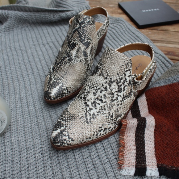 🆕️//The Victoria// Snake print Mule - Picture 7 of 7